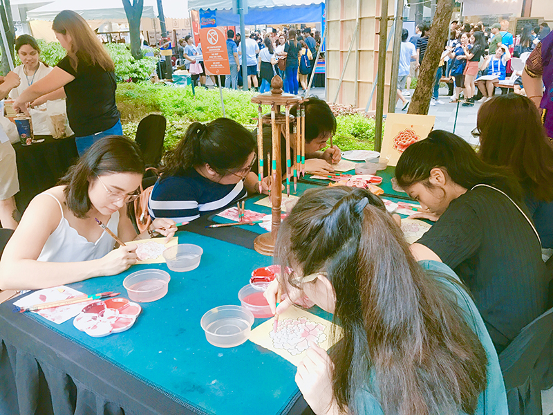  
Visitors try <i>minhwa</i> (Korean folk painting) at the K-street Festival in Taguig. 
